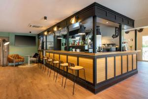 Salone o bar di Best Western Bourgoin Jallieu