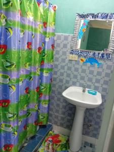 baño con lavabo y cortina de ducha en Villa la paz, en El Valle de Antón