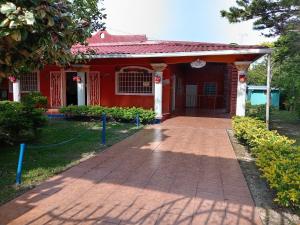 a red house with a red roof and a driveway at Villa la paz in Valle de Anton