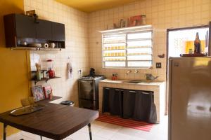 Kuchyň nebo kuchyňský kout v ubytování Casa ampla com piscina 4 quadras da praia , Espaço gourmet churrasqueira