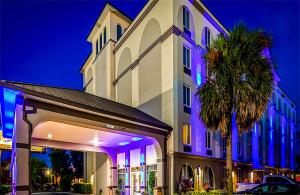 ein Gebäude mit einer Palme davor in der Unterkunft Sonesta Essential Orlando in Orlando