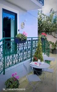 einen Balkon mit einem Tisch und einem Weihnachtsbaum darauf in der Unterkunft La Casa del Bosco - Unique two storey House with garden in Neapel