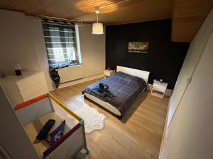 Schlafzimmer mit einem Bett und einem Fenster in der Unterkunft La Maison De Nelly labellisé 3* in Mouzon