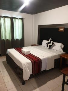 een slaapkamer met een groot bed in een kamer bij Kwarto's in Siquijor