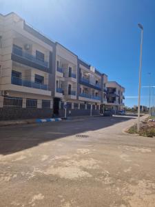 un parking vide devant un immeuble dans l'établissement Appartement saidia 3 chambre à 150 m de la plage, à Saïdia