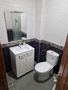 une salle de bain avec toilettes et lavabo dans l'établissement Appartement saidia 3 chambre à 150 m de la plage, à Saïdia 35 autres photos