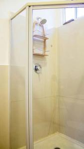 um chuveiro com uma porta de vidro na casa de banho em el nido! Private stay at nice apartment North blvd Saltillo Mexico em Saltillo