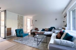 ein Wohnzimmer mit einem Sofa und einem Tisch in der Unterkunft CHATOU - Luxury close Paris La défense Arena - 2 bedrooms- fully renovated in Chatou