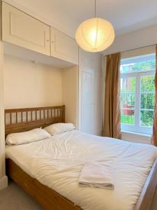 Krevet ili kreveti u jedinici u okviru objekta Roomy 3BD by Hampstead Heath!