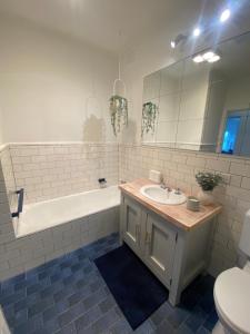 y baño con bañera, lavabo y aseo. en Driftwood Sorrento beach house, en Sorrento