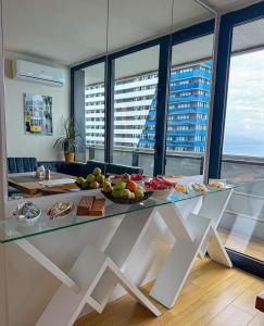una cocina con una mesa con fruta. en Aparthotel in orbi, en Batumi