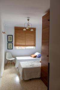 巴亞納的住宿－Apartamento San Miguel，一间卧室设有两张床和窗户。