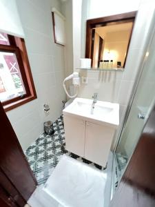 y baño con lavabo y espejo. en Blue sophia suites en Estambul
