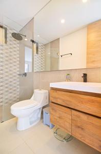 een badkamer met een toilet en een wastafel bij Espectacular Loft I Wifi 300 mbps I Playa I Balcón in Santa Marta