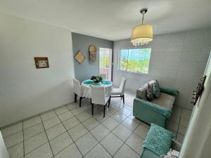 sala de estar con mesa, sofá y comedor en Beira-mar na praia pajuçara Dois quartos - Apto 302, en Maceió