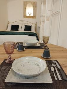 einen Tisch mit einem Teller und ein Tablett mit einem Bett in der Unterkunft Ziella Home in Ostuni