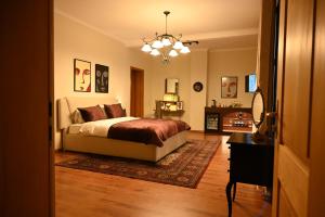 ein Schlafzimmer mit einem Bett und einem Kronleuchter in der Unterkunft Niche Boutique Hotel in Tirana + 106 Fotos