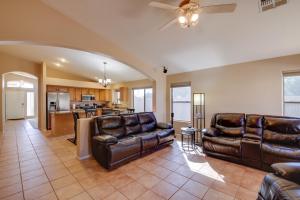Χώρος καθιστικού στο Near Hikes Home with Pool and Patio in Gilbert!