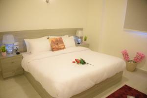 A bed or beds in a room at Yasmin Pyramids Boutique