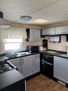 Η κουζίνα ή μικρή κουζίνα στο Family Caravan Sandhills 117