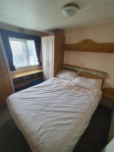 Ένα ή περισσότερα κρεβάτια σε δωμάτιο στο Family Caravan Sandhills 117