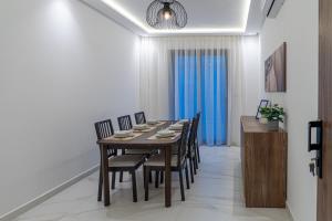 uma sala de jantar com mesa e cadeiras em Résidences & Suites Nador em Nador