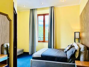 ein Hotelzimmer mit einem Bett und einem Fenster in der Unterkunft Hotel Rome place in Rom