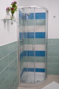 una doccia con strisce blu e bianche in bagno di Casa Marco a Golfo Aranci