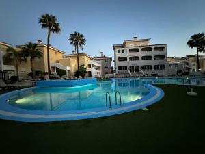 Bazén v ubytovaní Chayofa Paraiso, apartamento Tenerife Sur alebo v jeho blízkosti