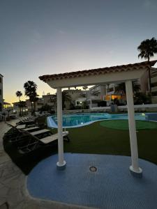 Bazén v ubytovaní Chayofa Paraiso, apartamento Tenerife Sur alebo v jeho blízkosti