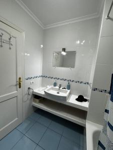 y baño blanco con lavabo y ducha. en Chayofa Paraiso, apartamento Tenerife Sur, en Chayofa