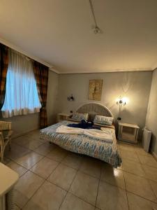 1 dormitorio con cama, mesa y ventana en Chayofa Paraiso, apartamento Tenerife Sur, en Chayofa