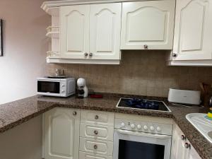 Kuchyňa alebo kuchynka v ubytovaní Chayofa Paraiso, apartamento Tenerife Sur