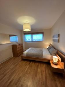 una camera con un letto e un tavolo e due finestre di Cardiff City Center - with Parking a Cardiff