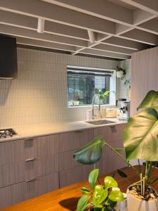 cocina con fregadero y encimera en Centrally Located Modern Loft w Free Parking, Infinity Pool, Workspace en Melbourne
