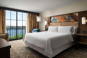 Postel nebo postele na pokoji v ubytování The Westin Lake Las Vegas Resort & Spa