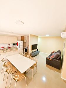 uma cozinha e uma sala de estar com mesa e cadeiras em Apartamento 3 quartos - Setor Coimbra em Goiânia