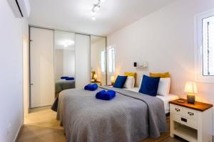 a bedroom with two beds with blue pillows on them at OCEAN PANORAMA - 3 AC bedrooms, private garage, pool, 2 bathrooms, tv channels in Acantilado de los Gigantes