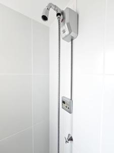 uma casa de banho com uma cabeça de chuveiro em Apartamento 3 quartos - Setor Coimbra em Goiânia