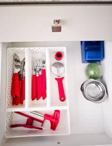 biała szuflada z przyborami kuchennymi w obiekcie Apartamento 3 quartos - Setor Coimbra w mieście Goiânia
