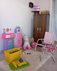 uma sala de jogos para crianças com cadeiras e brinquedos em CASA Próx Shopping Norte Londrina 2Qts Ar e CamaKing e Espacokids em Londrina