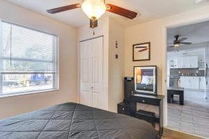 Televiisor ja/või meelelahutuskeskus majutusasutuses Walk to Art District and Beach Pet-Friendly Getaway