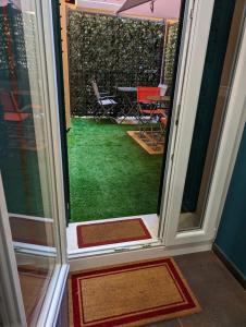 Patio nebo venkovní prostory v ubytování Benedict Rooms