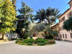 a garden with a fountain in the middle of a street at Suite Atelier Arringo in Ascoli Piceno
