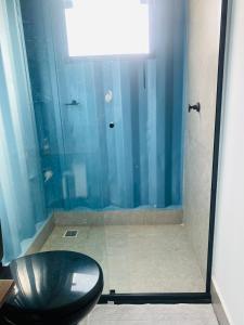 a bathroom with a glass shower with a toilet at Vila Eco Mobili in São Roque
