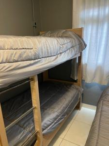 Tempat tidur susun dalam kamar di Hostel Portal Pomerode