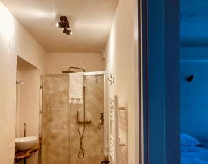 y baño con ducha y lavamanos. en Suite Atelier Arringo en Ascoli Piceno