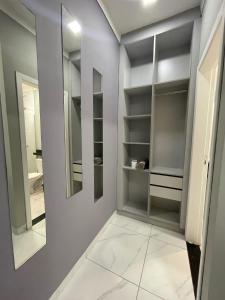 馬林加的住宿－Kitnet Luz do Mar，步入式衣柜,配有玻璃架和镜子