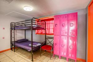 Palanda nebo palandy na pokoji v ubytování Sin City Hostel + 30 fotografií