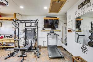 einen Fitnessraum mit mehreren Laufbändern und einem TV in der Unterkunft Sparks Home with Home Gym - Close to Casinos! in Sparks